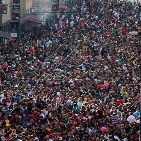 Tausende Menschen stehen dicht an dicht gedrängt auf der Zülpicher Straße. Das Bild zeigt einen Überblick über die gesamte Straße und wurde von einem erhöhten Punkt aus aufgenommen.