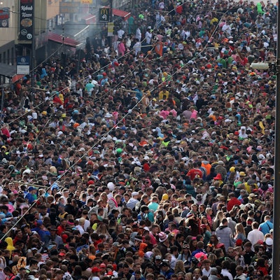 Tausende Menschen stehen dicht an dicht gedrängt auf der Zülpicher Straße. Das Bild zeigt einen Überblick über die gesamte Straße und wurde von einem erhöhten Punkt aus aufgenommen.