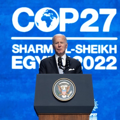 US-Präsident Joe Biden steht bei der Weltklimakonferenz 2022 auf der Bühne und hält eine Rede.