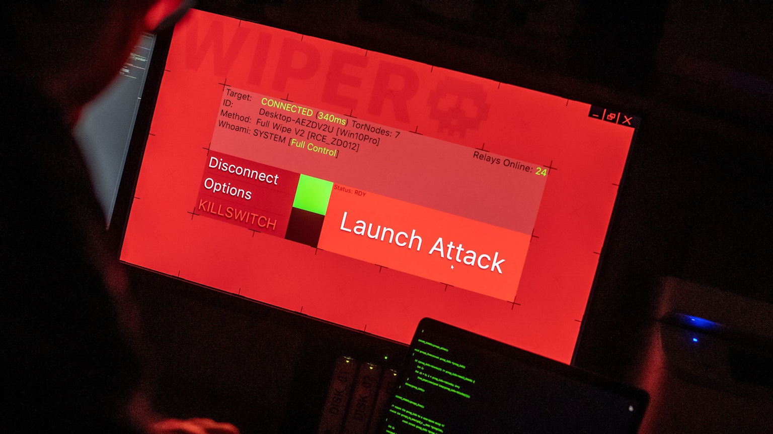 Ein Mann sitzt vor Bildschirmen, die Hacker-Programme und eine fiktive Software zeigen.