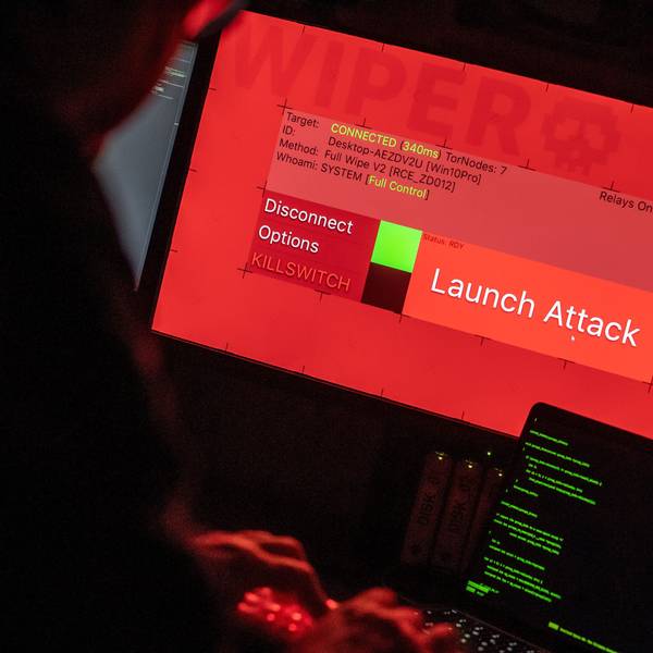 Ein Mann sitzt vor Bildschirmen, die Hacker-Programme und eine fiktive Software zeigen.