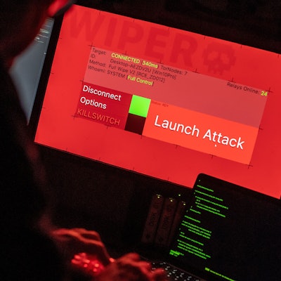 Ein Mann sitzt vor Bildschirmen, die Hacker-Programme und eine fiktive Software zeigen.