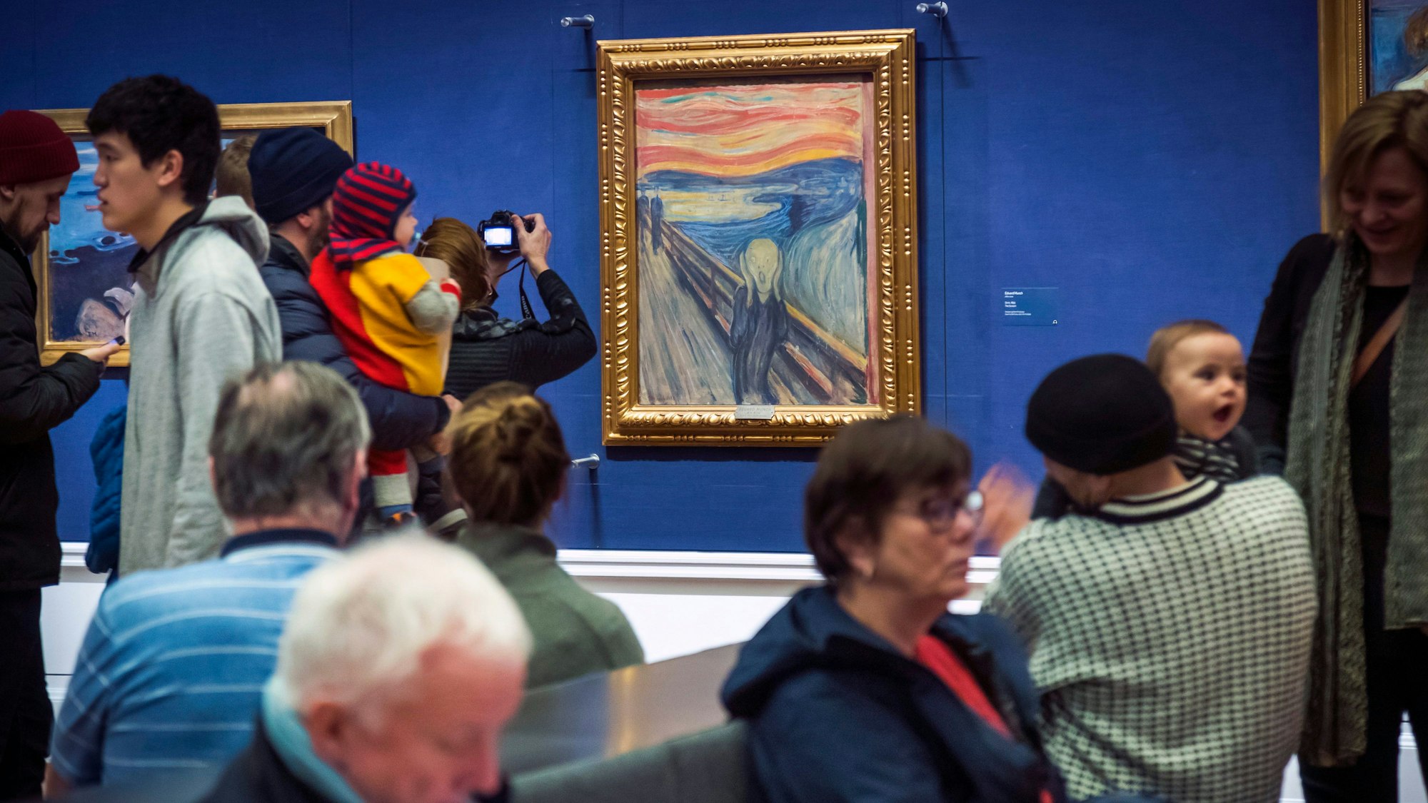 Besucher halten sich in einem Saal der Nationalgalerie in Oslo auf, in dem Edvard Munchs „Der Schrei“ hängt.