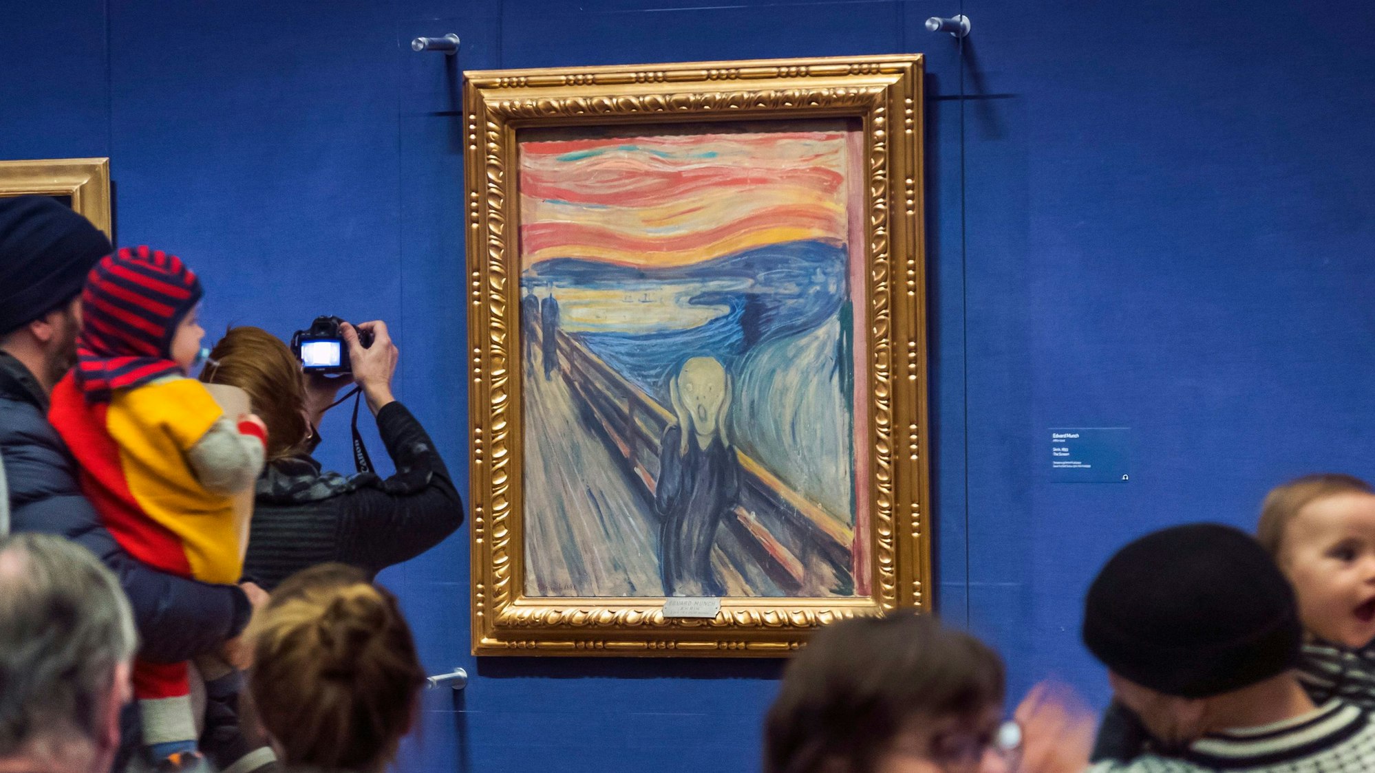 Besucher halten sich in einem Saal der Nationalgalerie in Oslo in Norwegen auf, in dem Edvard Munchs „Der Schrei“ hängt. Eine Frau fotografiert das weltberühmte Gemälde.