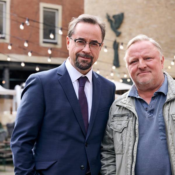 Die Hauptdarsteller Jan Josef Liefers (l) als Rechtsmediziner Karl-Friedrich Boerne und Axel Prahl als Kommissar Frank Thiel stehen am Set vom „Tatort Münster – MagicMom“.