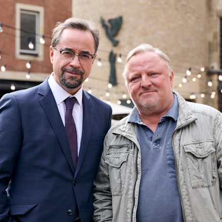 Die Hauptdarsteller Jan Josef Liefers (l) als Rechtsmediziner Karl-Friedrich Boerne und Axel Prahl als Kommissar Frank Thiel stehen am Set vom „Tatort Münster – MagicMom“.