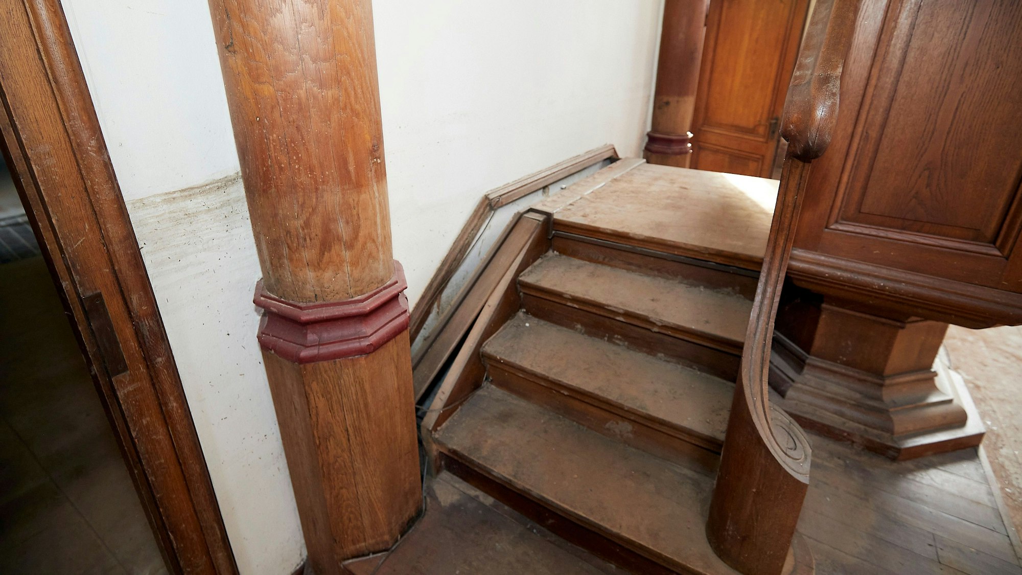 Die Schäden durch die Hochwasserkatastrophe sind in der Kirche in der evangelischen Kirche in Gemünd noch gut sichtbar.