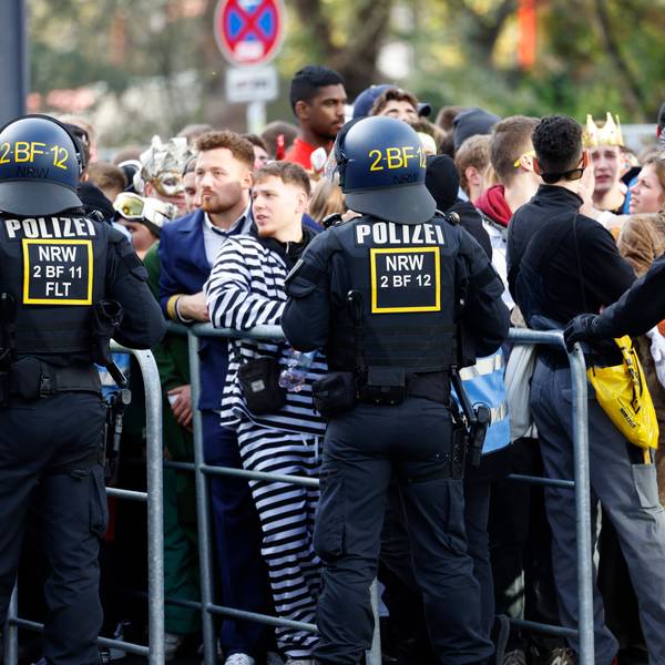 Polizeibeamte stehen an den Eingängen zur Feierzone anlässlich des Sessionsbeginns im Karneval. Weil so viele Menschen gekommen sind, wurden die Eingänge abgeriegelt.