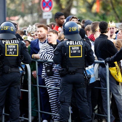 Polizeibeamte stehen an den Eingängen zur Feierzone anlässlich des Sessionsbeginns im Karneval. Weil so viele Menschen gekommen sind, wurden die Eingänge abgeriegelt.