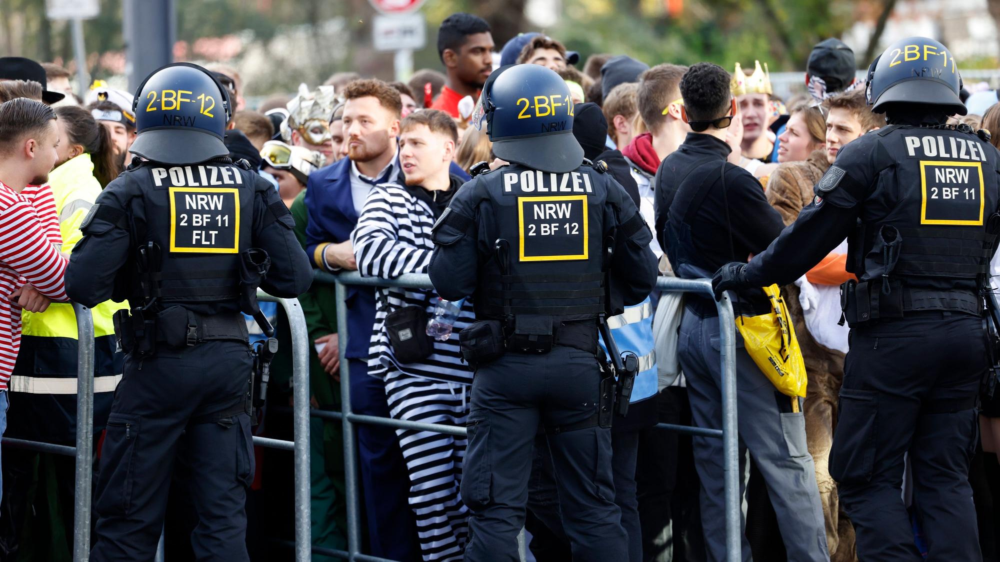 Polizeibeamte stehen an den Eingängen zur Feierzone anlässlich des Sessionsbeginns im Karneval. Weil so viele Menschen gekommen sind, wurden die Eingänge abgeriegelt.