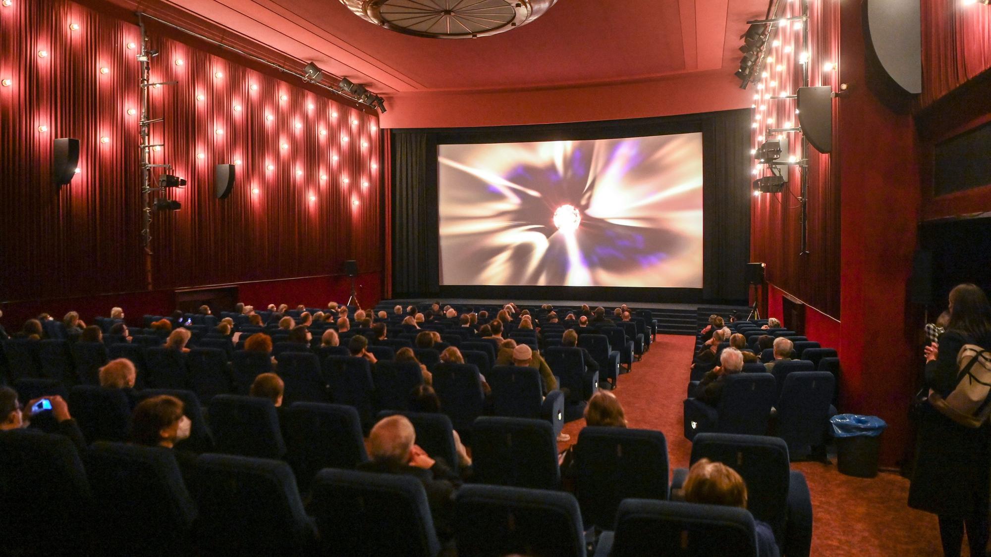 Kinobesucher sitzen mit Masken und Abstand im Kinosaal vom Delphi-Filmpalast in Berlin.