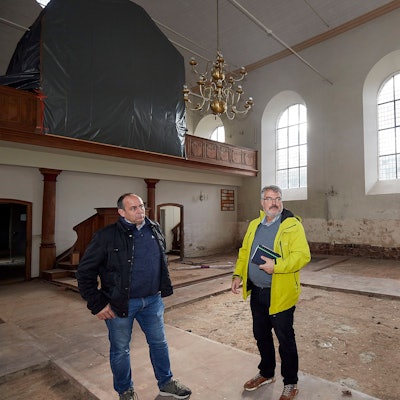 Wie gerade frische ausgeräumt wirkt die Evangelische Kirche in Gemünd, die Schäden durch die Hochwasserkatastrophe sind noch gut sichtbar. Begutachten den Zustand der Evangelischen Kirche: von links, Markus Plum, Erik Schumacher und Oliver Conzelmann.