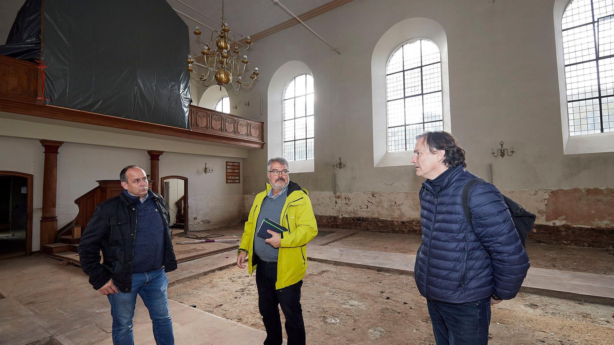 Wie gerade frische ausgeräumt wirkt die Evangelische Kirche in Gemünd, die Schäden durch die Hochwasserkatastrophe sind noch gut sichtbar. Begutachten den Zustand der Evangelischen Kirche: von links, Markus Plum, Erik Schumacher und Oliver Conzelmann.