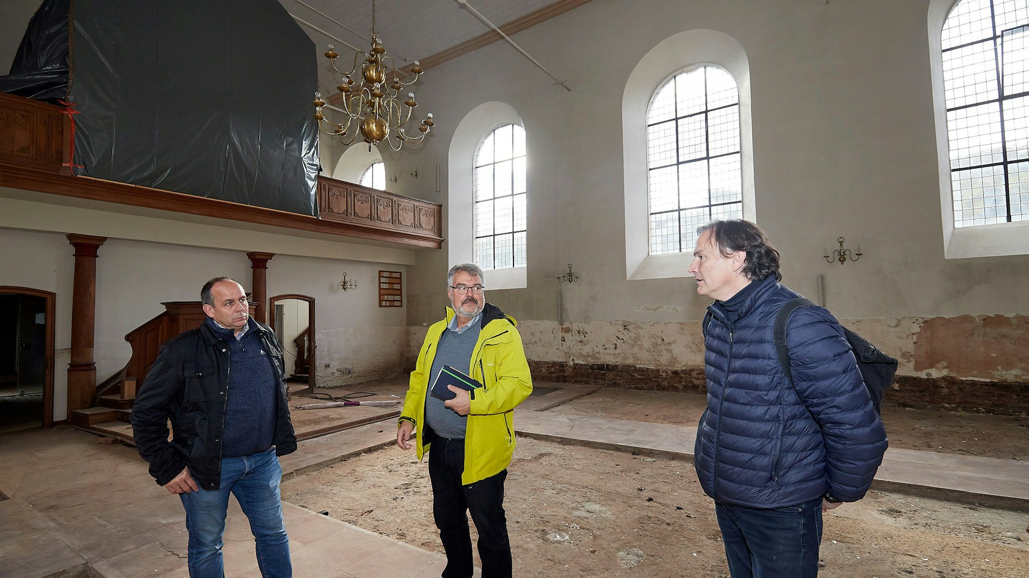 Wie gerade frische ausgeräumt wirkt die Evangelische Kirche in Gemünd, die Schäden durch die Hochwasserkatastrophe sind noch gut sichtbar. Begutachten den Zustand der Evangelischen Kirche: von links, Markus Plum, Erik Schumacher und Oliver Conzelmann.