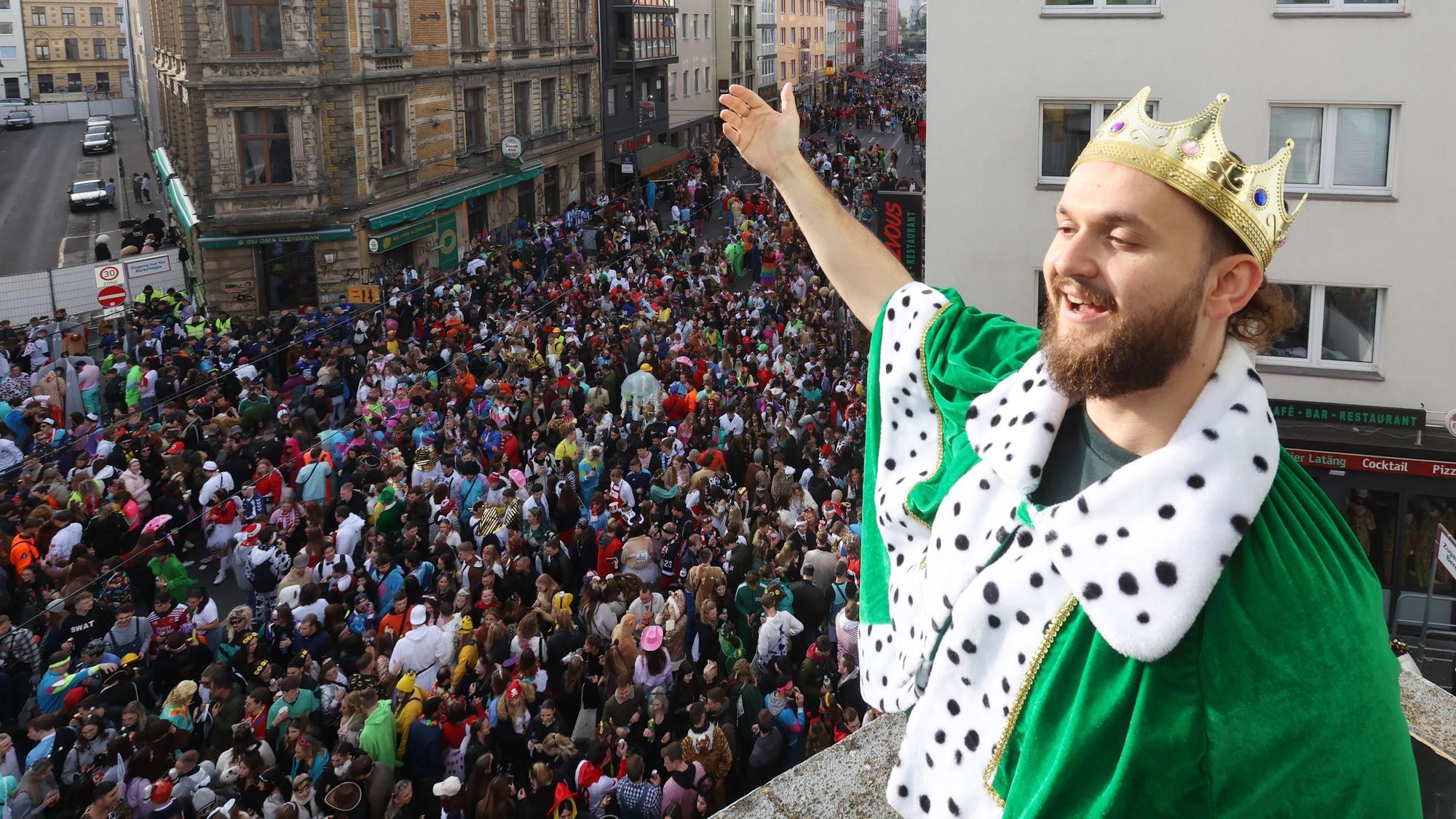 Sebastian bezeichnet sich am „Elften im Elften“ selbst als König der Zülpicher Straße.