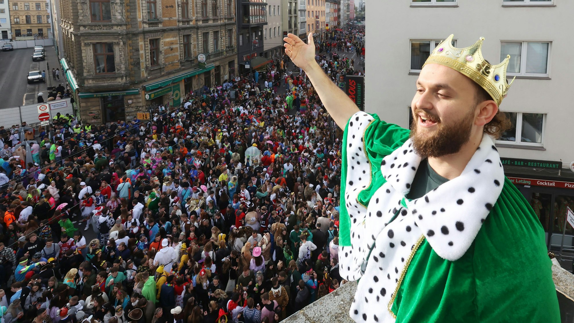 Sebastian bezeichnet sich am „Elften im Elften“ selbst als König der Zülpicher Straße.