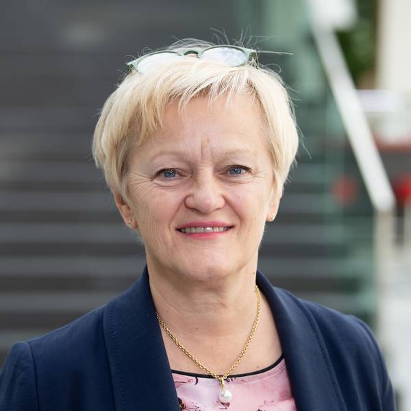 Renate Künast (Bündnis 90/Die Grünen) schaut nach einer Pressekonferenz lachend in die Kamera.