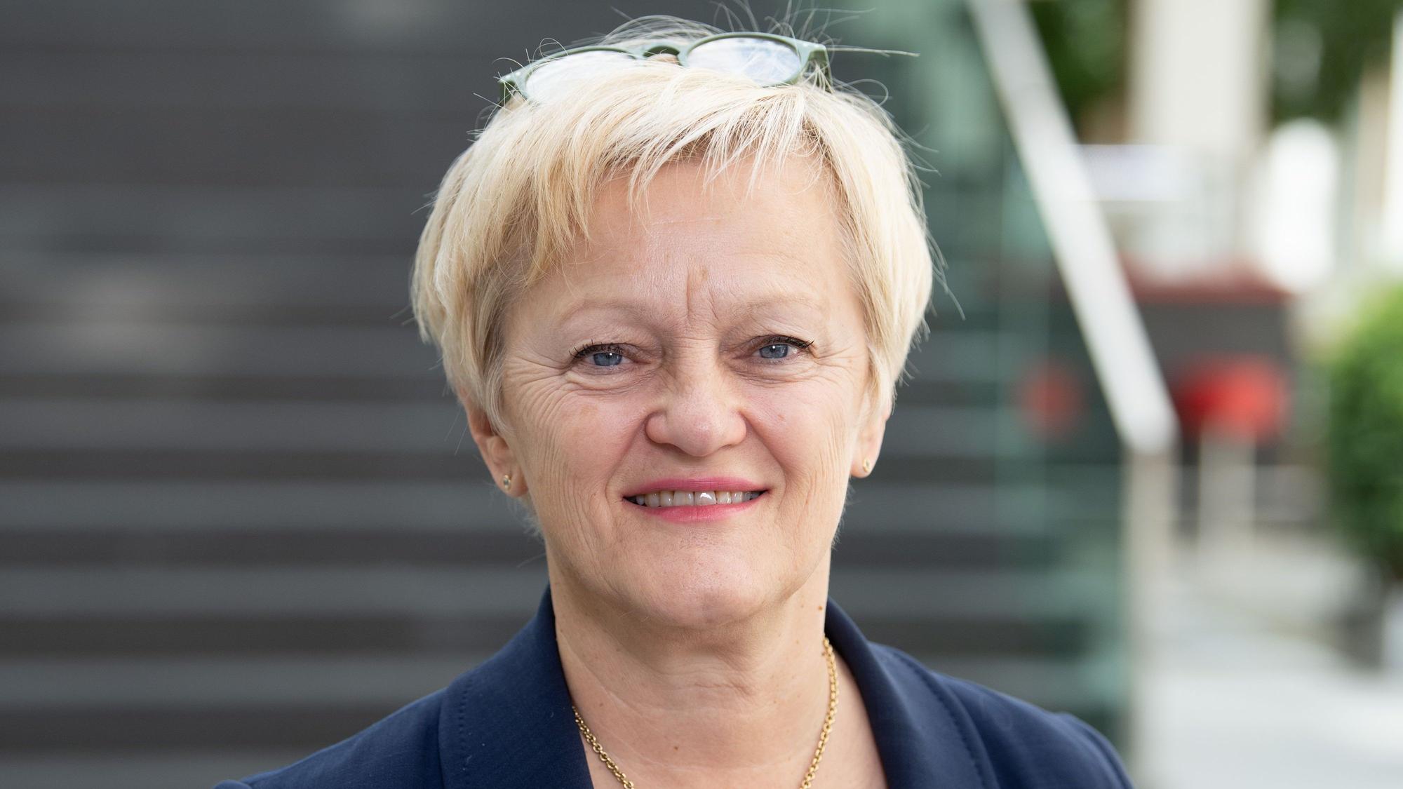 Renate Künast (Bündnis 90/Die Grünen) schaut nach einer Pressekonferenz lachend in die Kamera.
