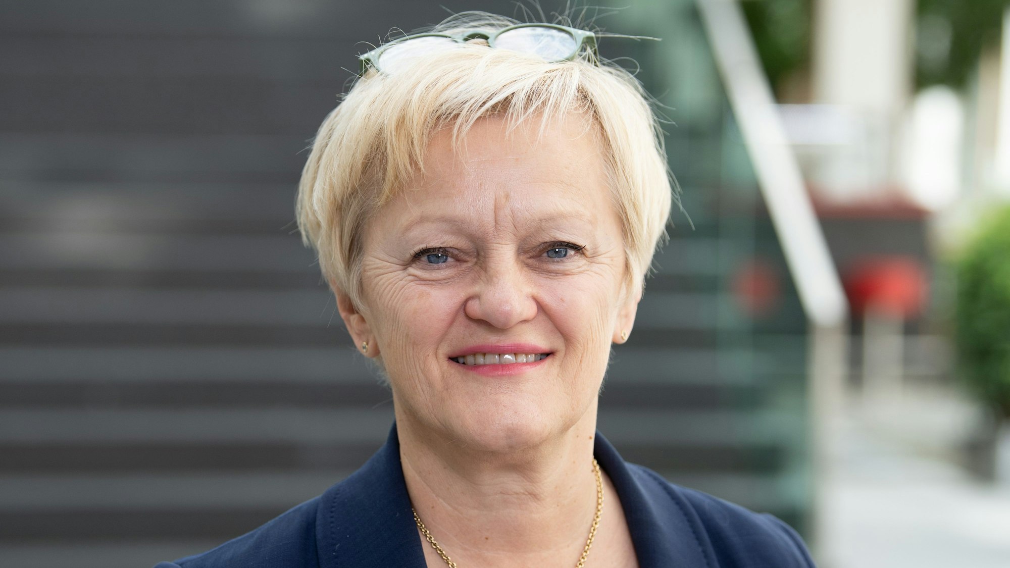 Renate Künast (Bündnis 90/Die Grünen) schaut nach einer Pressekonferenz lachend in die Kamera.