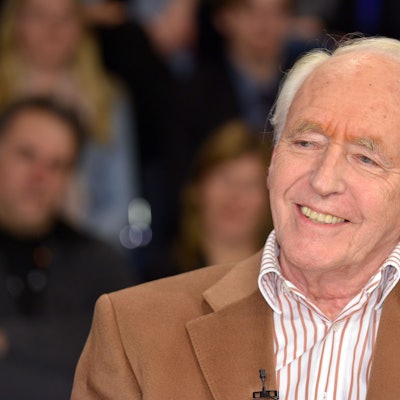 Wolf Schneider, Journalist und Autor, sitzt in einer Talkshow und lächelt mild.