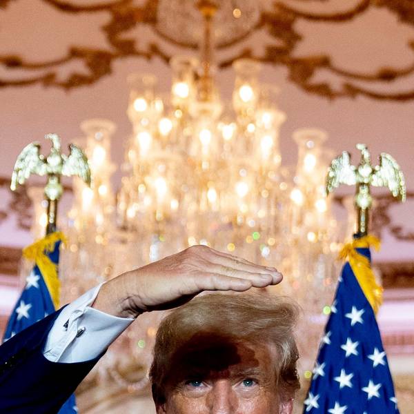 Der frühere US-Präsident Donald Trump schaut bei einer Rede in Palm Beach in Richtung der Zuschauer.