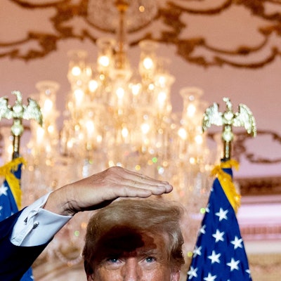 Der frühere US-Präsident Donald Trump schaut bei einer Rede in Palm Beach in Richtung der Zuschauer.