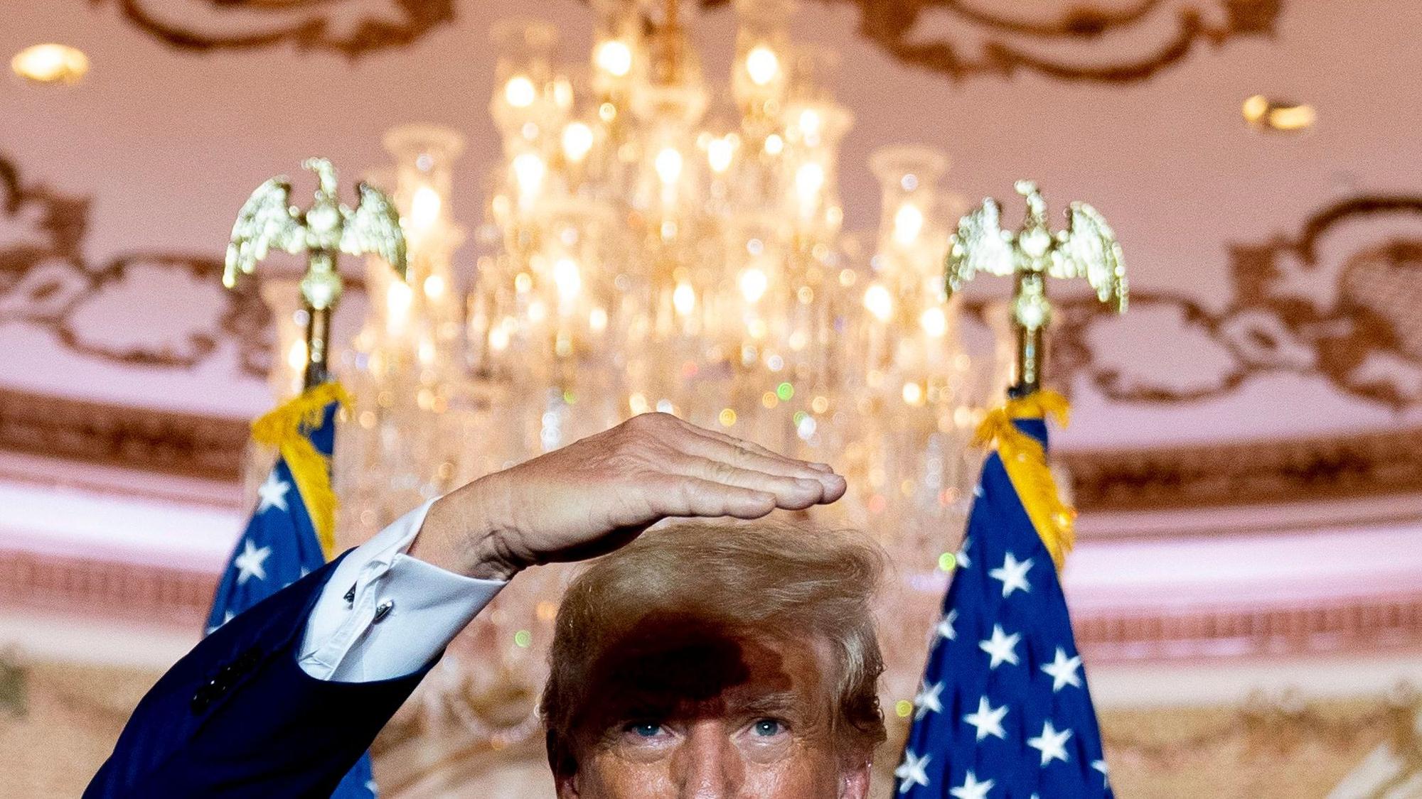 Der frühere US-Präsident Donald Trump schaut bei einer Rede in Palm Beach in Richtung der Zuschauer.