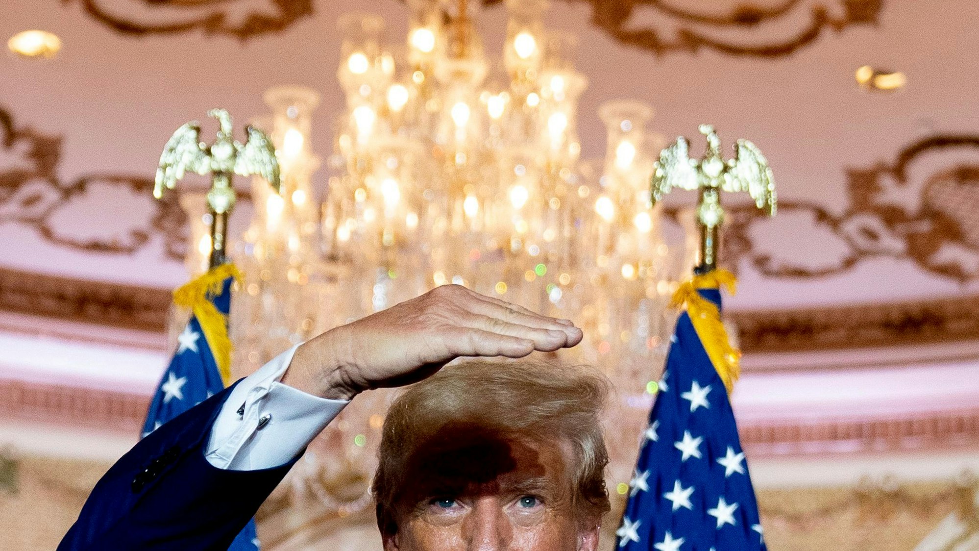 Der frühere US-Präsident Donald Trump schaut bei einer Rede in Palm Beach in Richtung der Zuschauer.