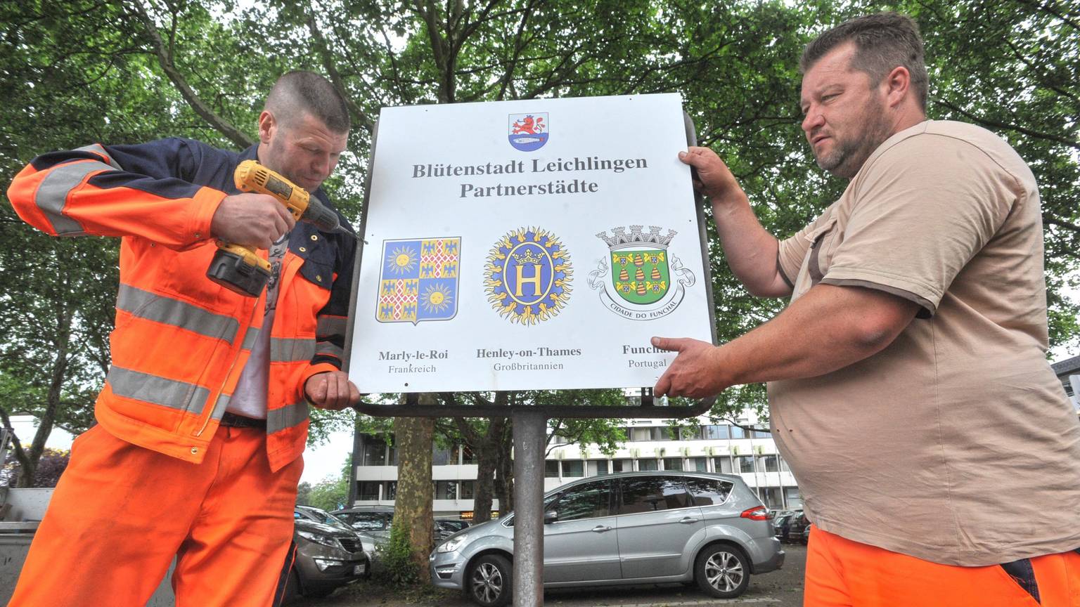 Das Schild mit den Wappen der Partnerstädte vor dem Leichlinger Rathaus muss erweitert werden, wenn ein Ort in der Ukraine hinzukommt.