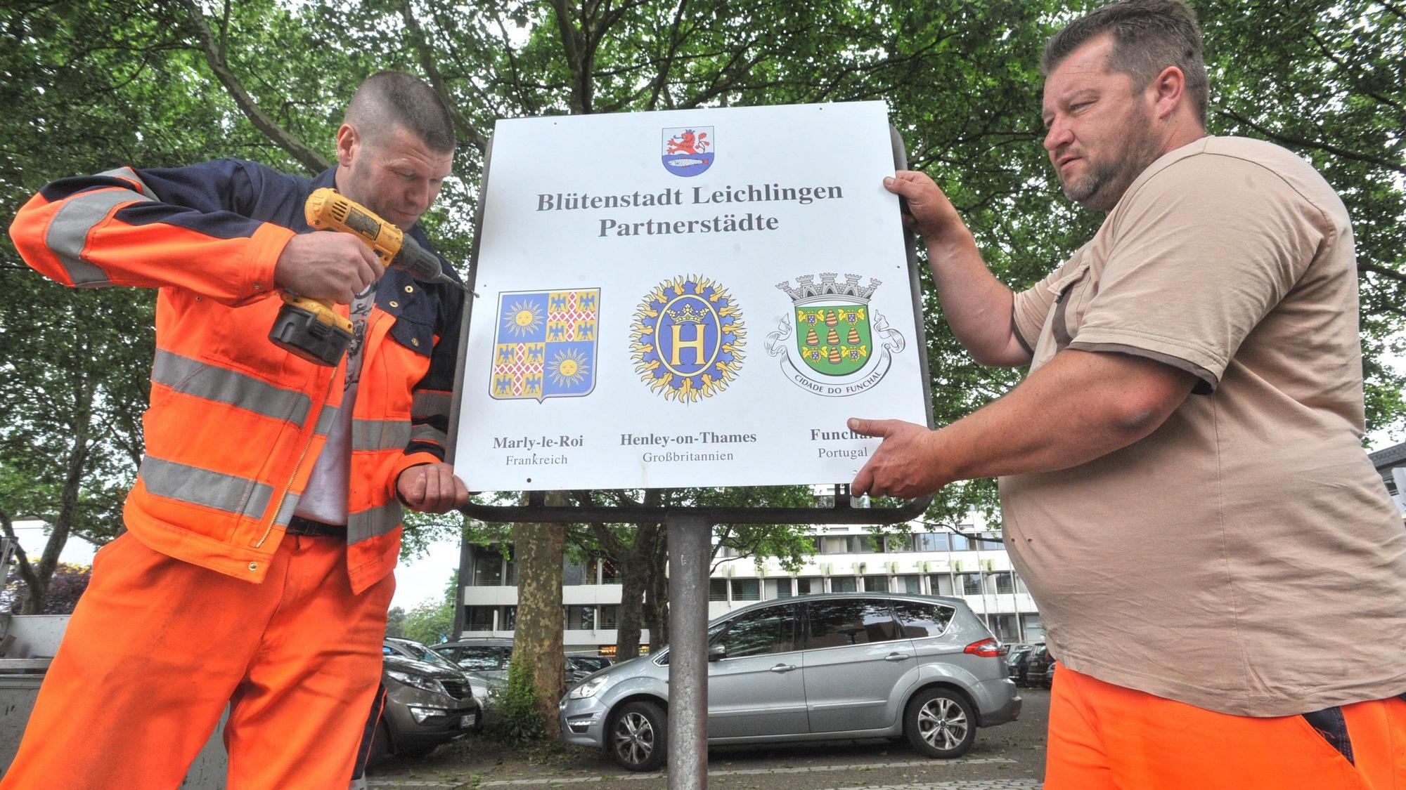Das Schild mit den Wappen der Partnerstädte vor dem Leichlinger Rathaus muss erweitert werden, wenn ein Ort in der Ukraine hinzukommt.