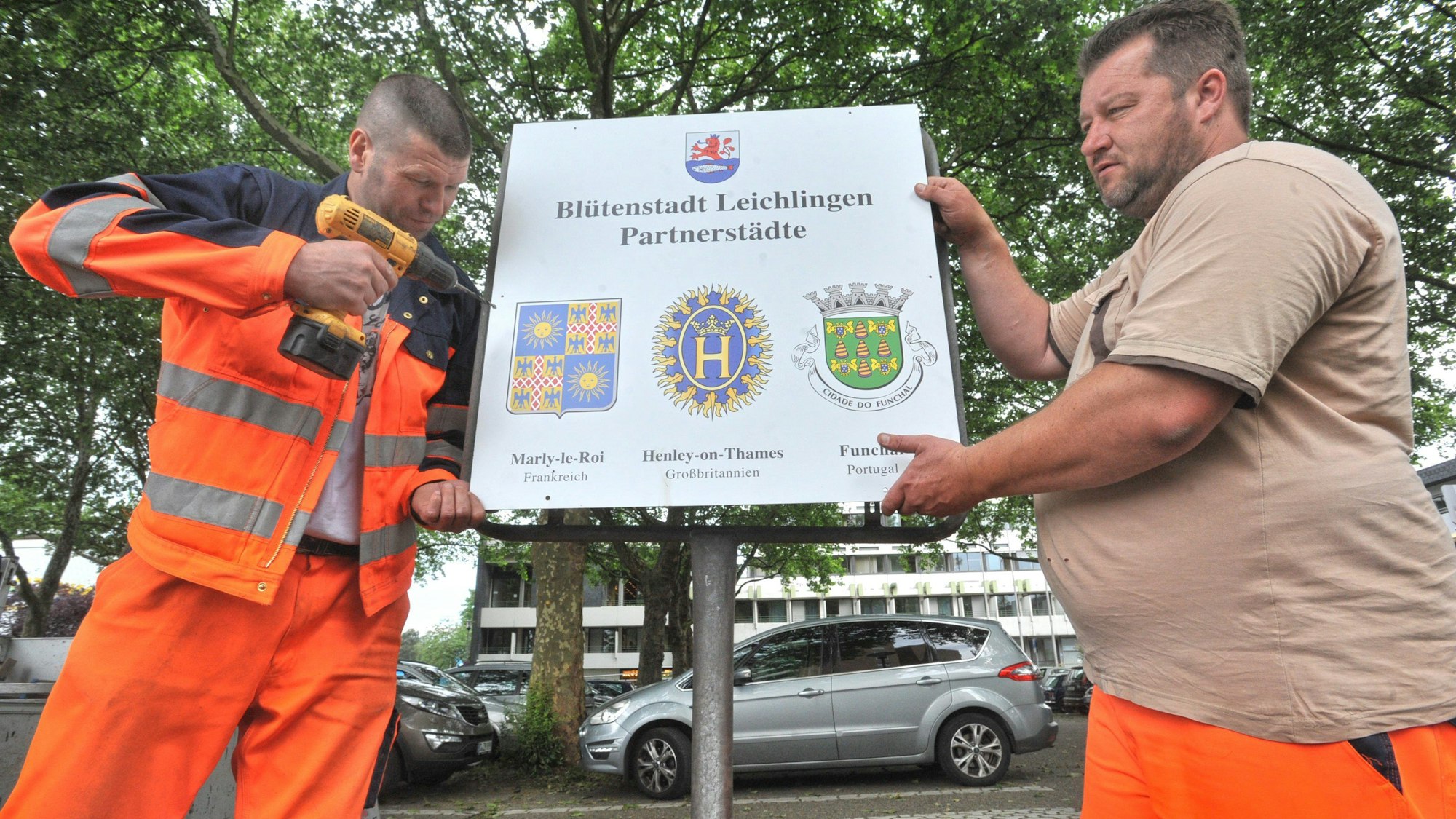 Das Schild mit den Wappen der Partnerstädte vor dem Leichlinger Rathaus muss erweitert werden, wenn ein Ort in der Ukraine hinzukommt.