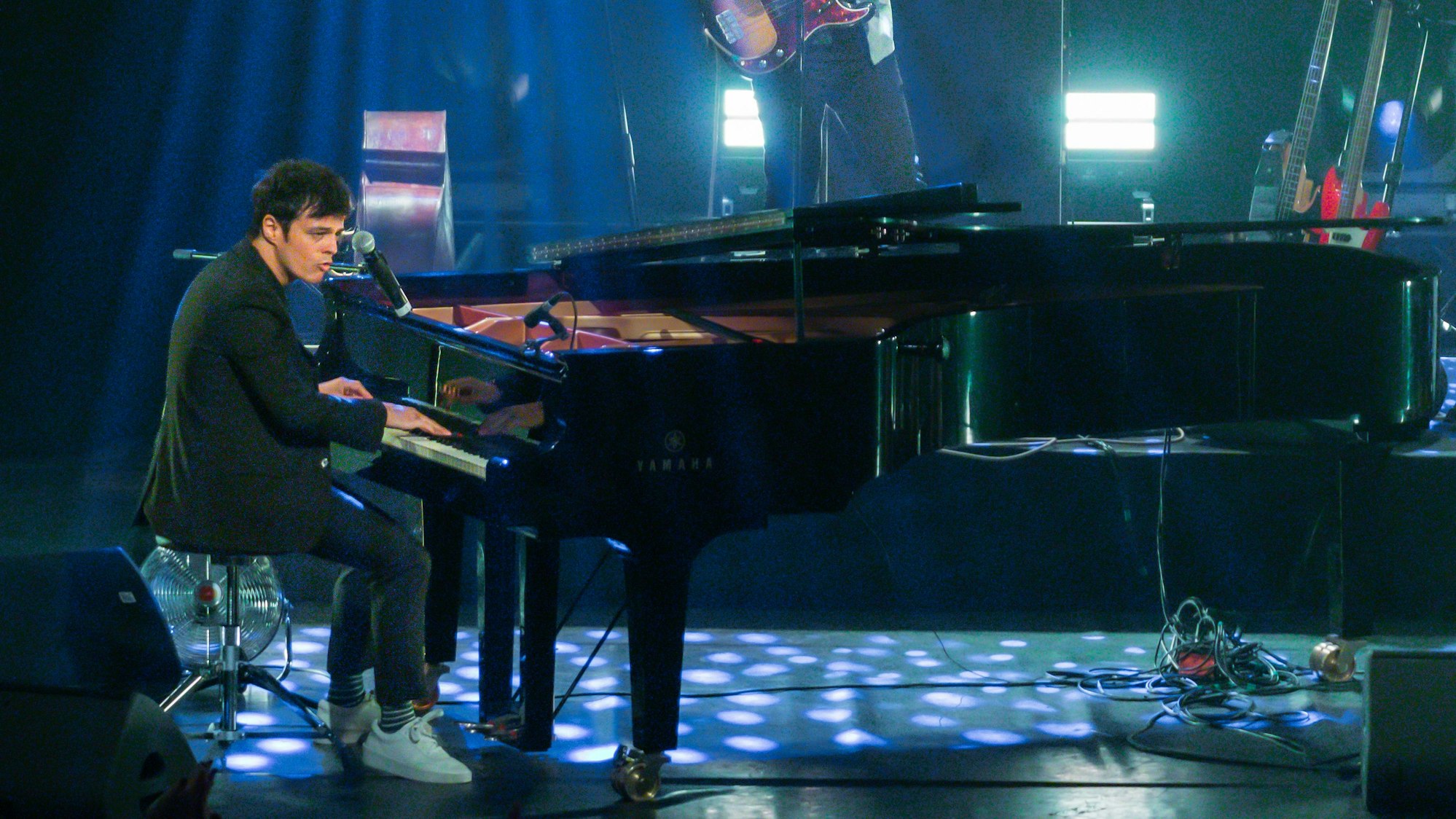 Jamie Cullum sitzt am Flügel. Er spielt und singt dabei.