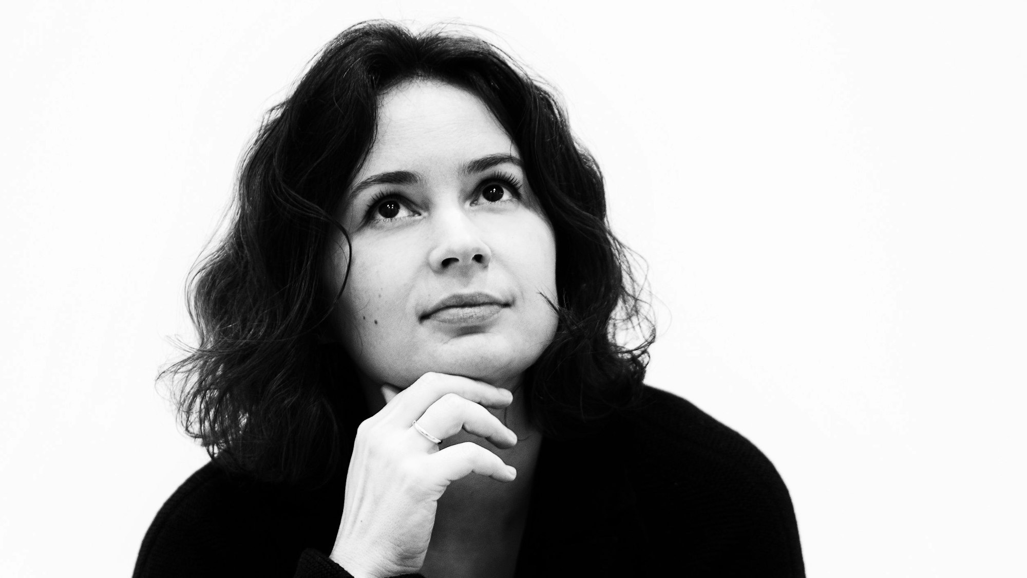 Ein schwarz-weiß-Foto der Violinistin Patricia Kopatchinskaja