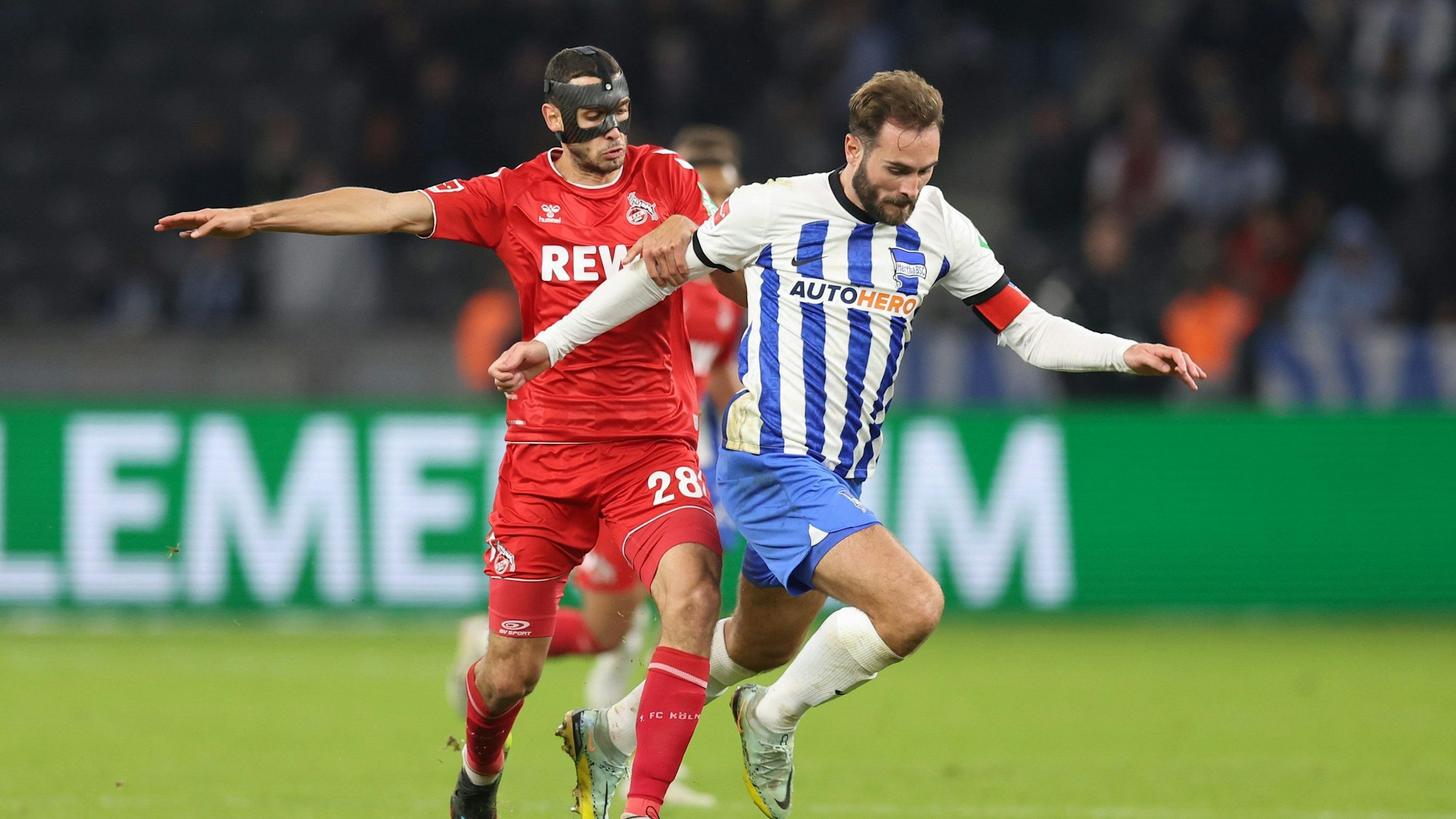 Ellyes Skhiri im Zweikampf mit Herthas Lucas Tousart