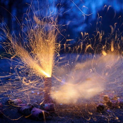 Böller explodieren bei Anbruch der Dunkelheit.