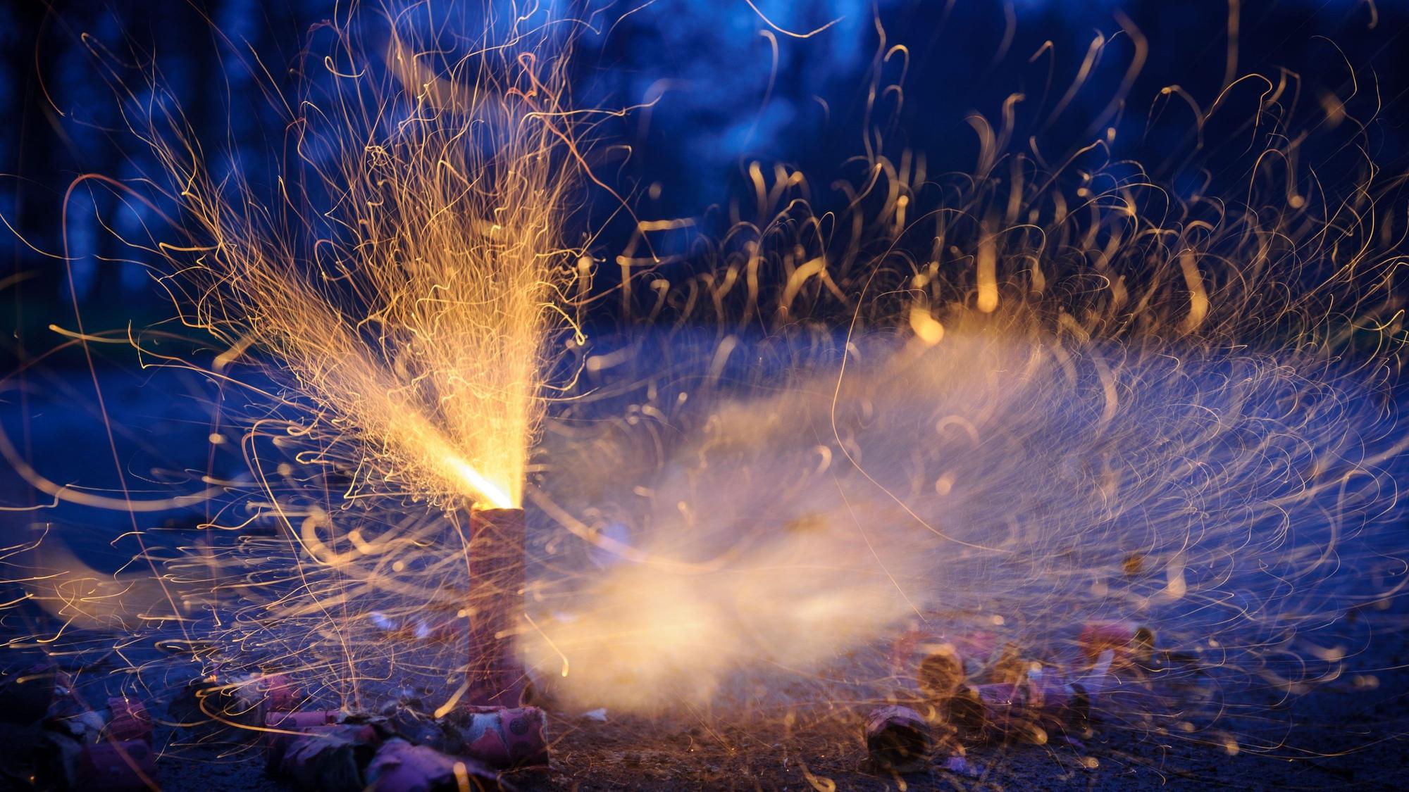 Böller explodieren bei Anbruch der Dunkelheit.