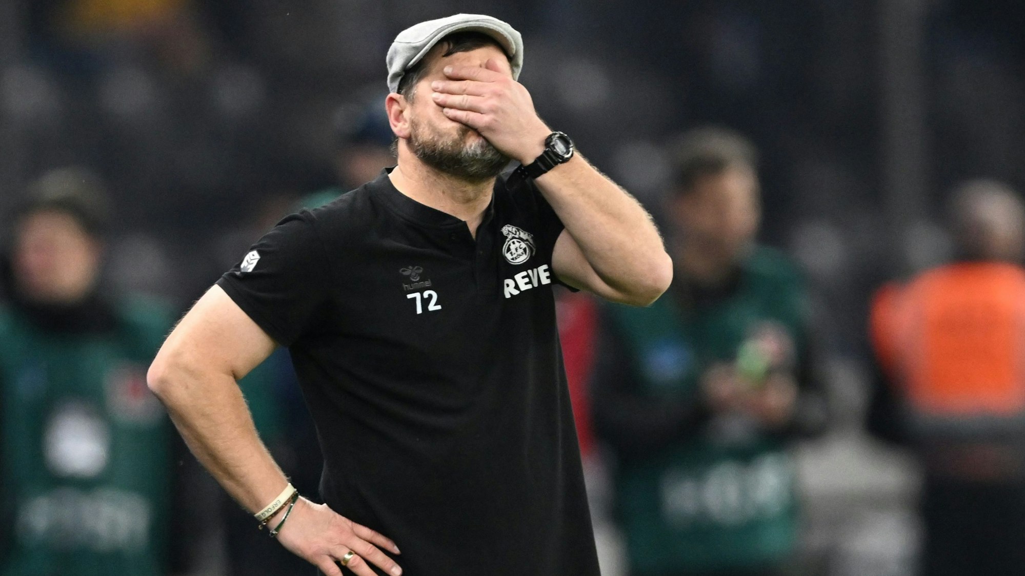 FC-Trainer Steffen Baumgart packt sich fassungslos ins Gesicht.