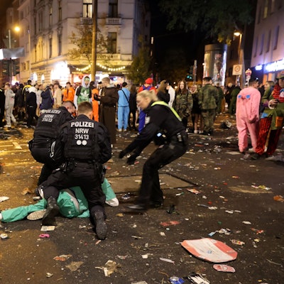 11.11.2022
Köln:
Sessionsauftakt Kölner Karneval
Zülpicher Str.
Festnahme durch die Polizei