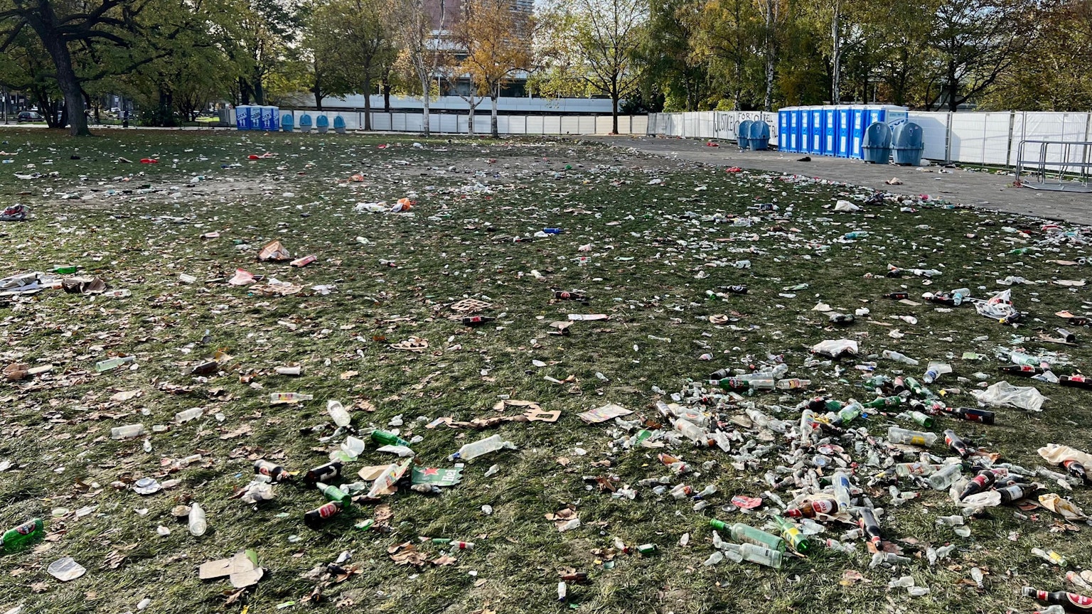 Mit Müll übersäte Uniwiese.