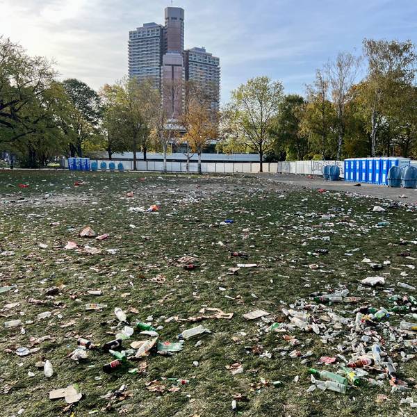 Mit Müll übersäte Uniwiese.