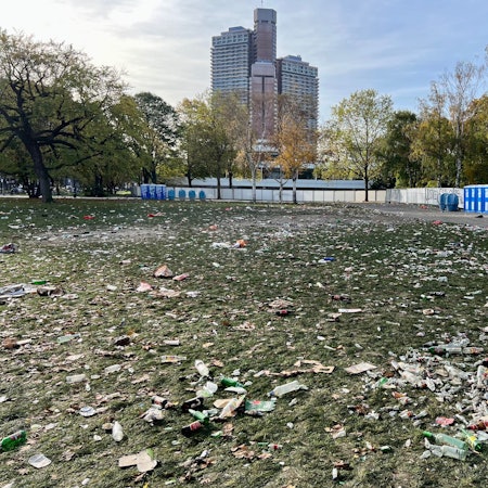 Mit Müll übersäte Uniwiese.