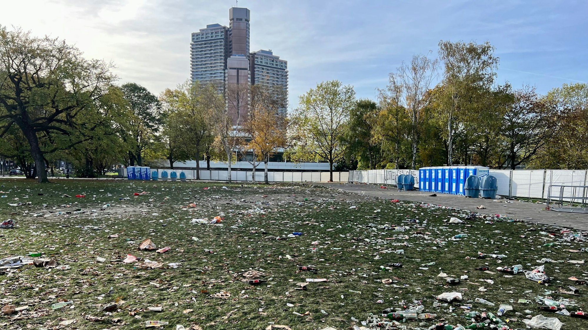 Mit Müll übersäte Uniwiese.