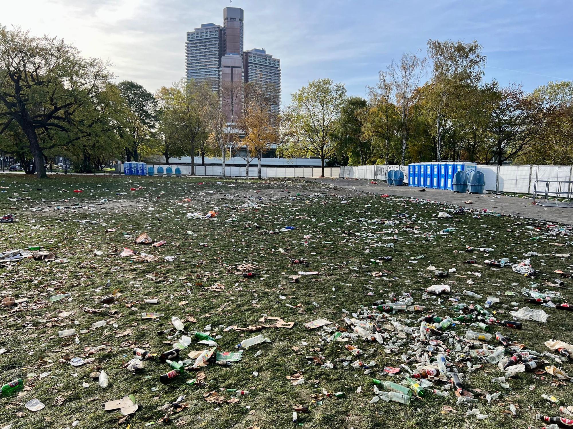 Müll auf der Uniwiese am Morgen des 12. November 2022.