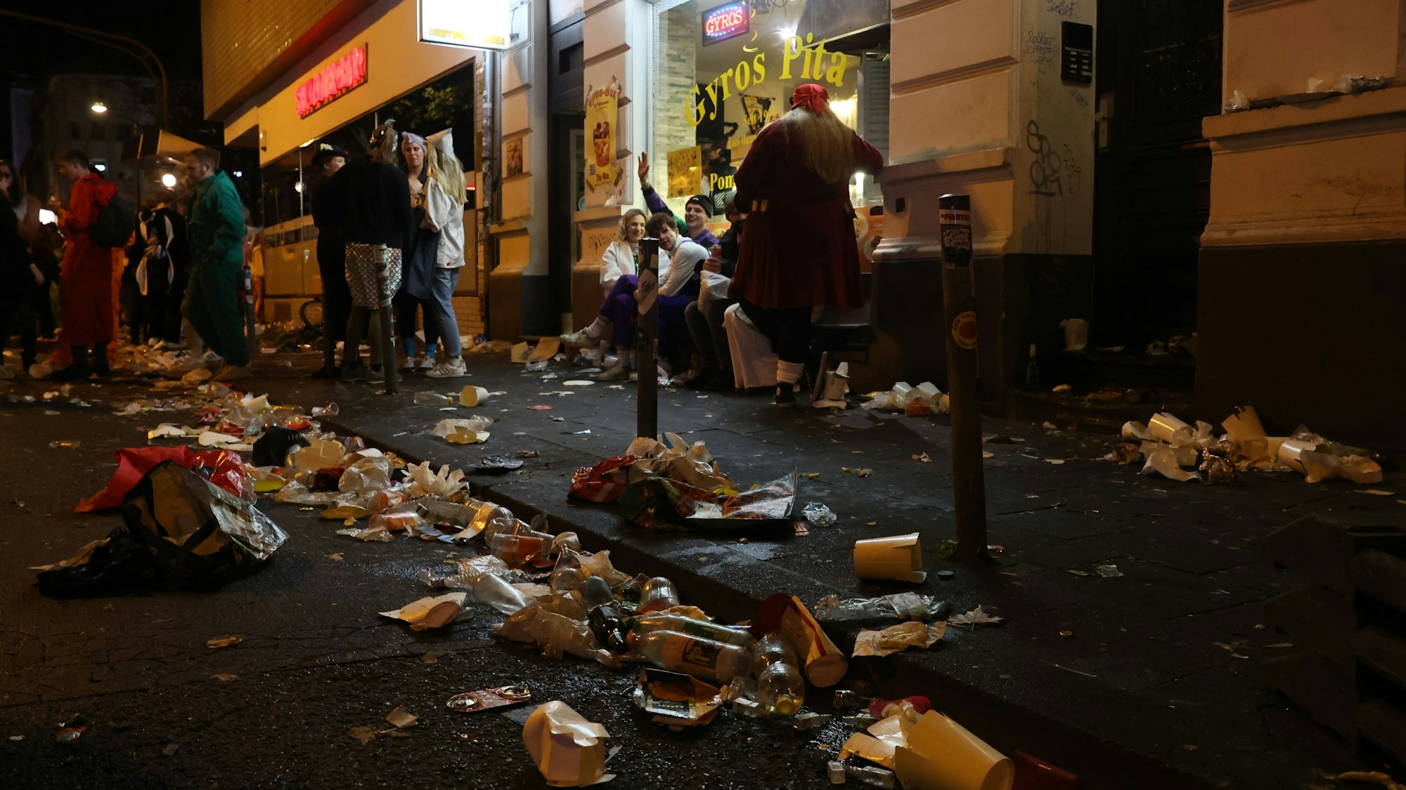 Ein Imbiss an der Zülpicher mit Müll davor auf der Straße