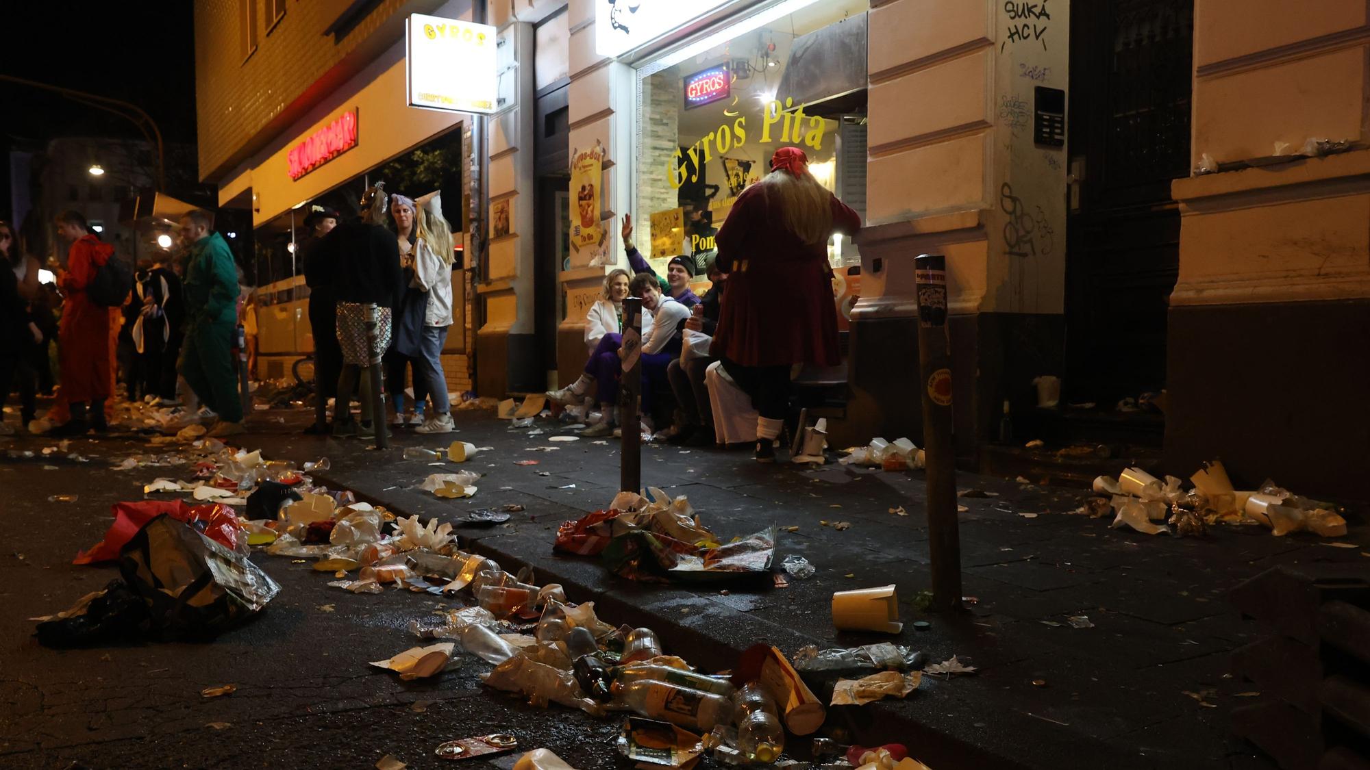 Köln:
Sessionsauftakt 2022 im Kölner Karneval: Auf der Zülpicher Straße liegt viel Müll auf den Straßen.