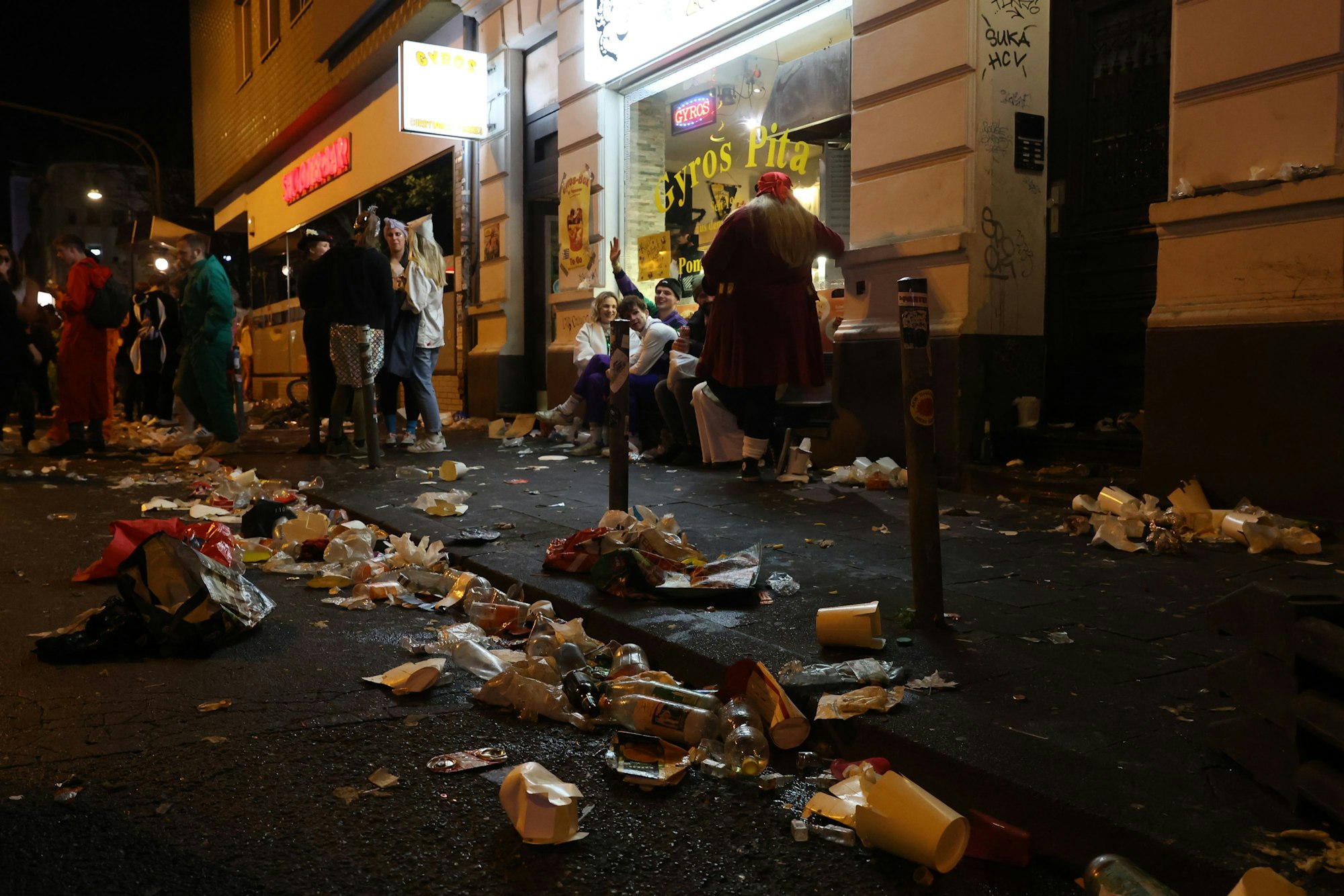 Die Roonstraße am Abend des 11.11. - Müllberge in der Gosse und auf den Bürgersteigen.