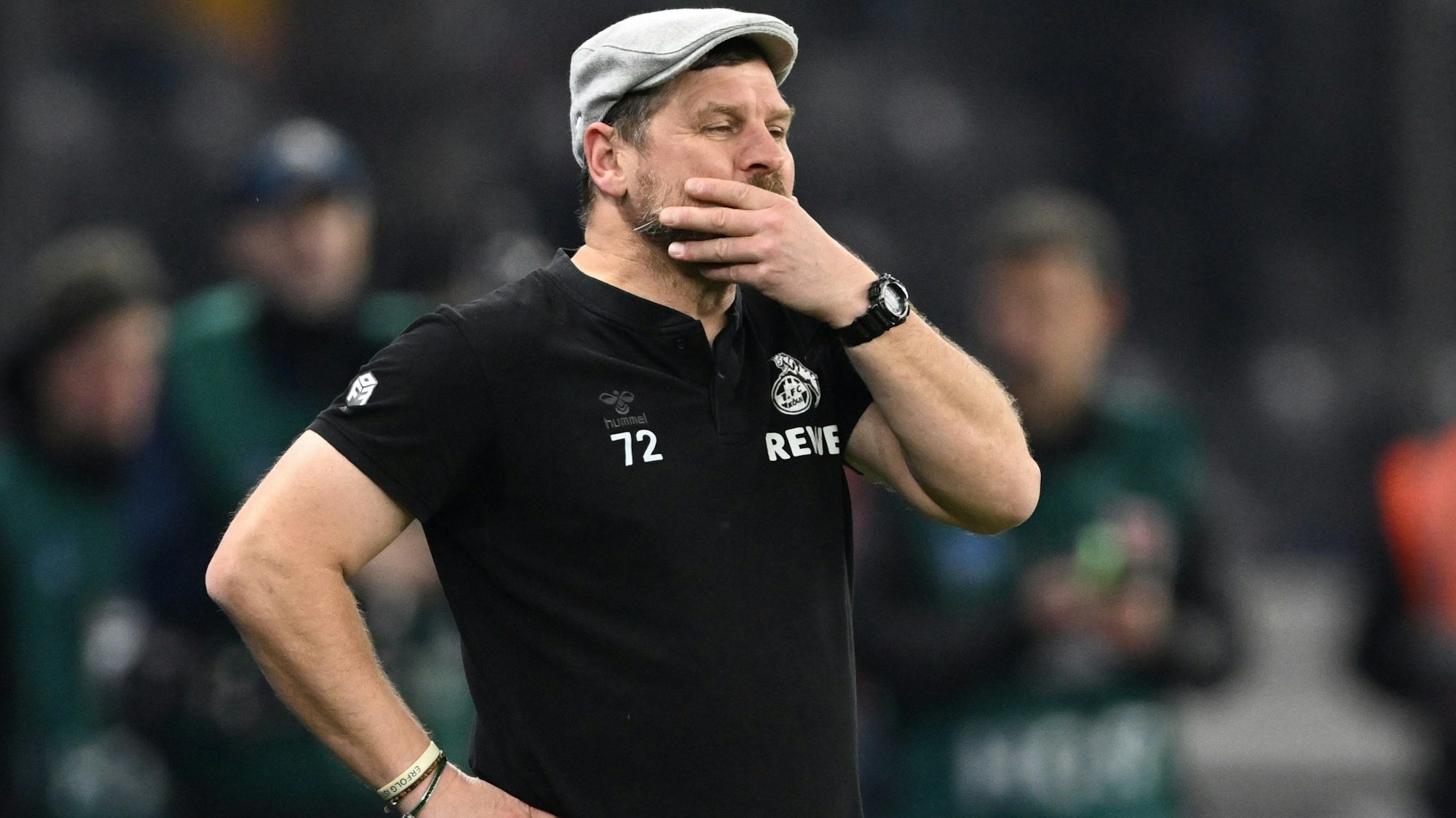 Steffen Baumgart steht mit kurzen Ärmeln und seiner berühmten Schiebermütze am Spielfeldrand im Berliner Olympiastadion und hält sich verzweifelnd die Hand vor den Mund.