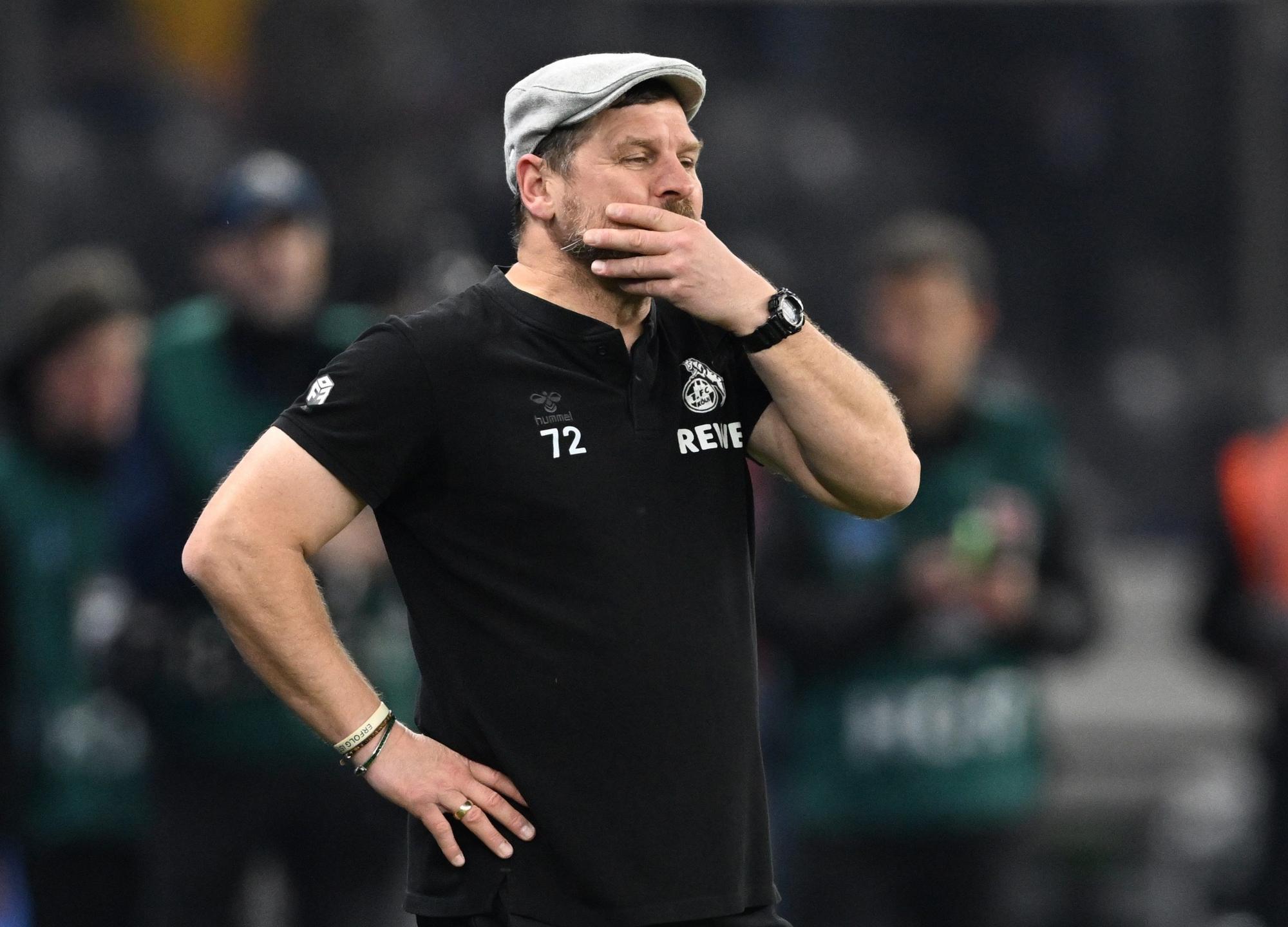 Kölns Trainer Steffen Baumgart hält sich zum Spielende die Hand vors Gesicht.