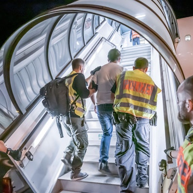 Sachsen, Leipzig: Polizeibeamte begleiten einen Afghanen auf dem Flughafen Leipzig-Halle in ein Charterflugzeug. Deutschland schiebt vorerst keine Menschen mehr nach Afghanistan ab.