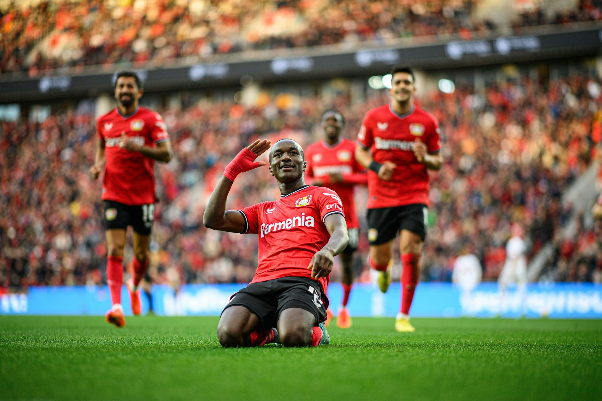 Bayer 04 Leverkusens Moussa Diaby bejubelt sein Tor gegen den VfB Stuttgart.